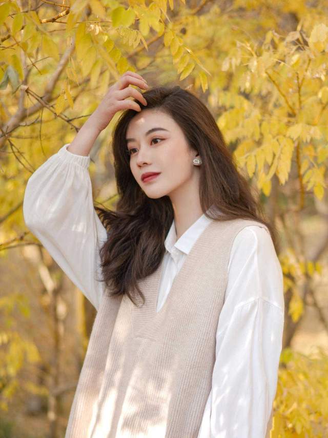 风衣|秋季，女神博主穿搭示范，白衬衫+针织背心搭配牛仔裤，高级洋气