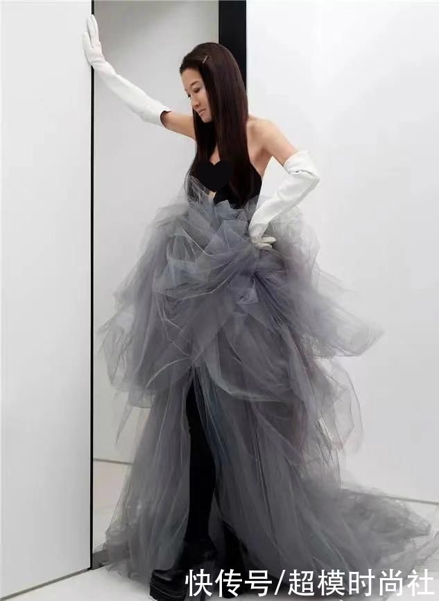 71岁婚纱女王瘦得令人心疼！冻龄身材不像奶奶，穿长袜秀少女腿