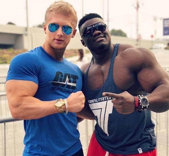 肌肉|看完这位肱二头肌先生, 你还觉着肌肉男都丑吗