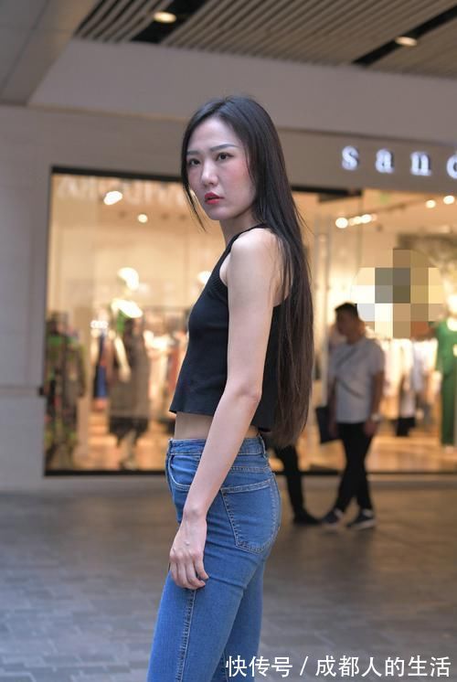 牛仔裤|美女这双大长腿太漂亮了，搭配牛仔裤更显修长
