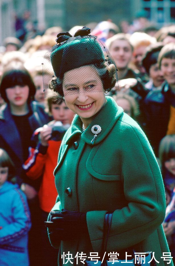 默克尔|英国女王佩戴祖母绿绿胸针，展开微妙时尚外交