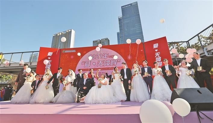 scate:tttttttttt 12对新人参加残疾人集体婚礼