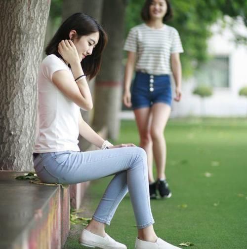 紧身|美女穿搭：时尚紧身的牛仔裤，潮流的最前沿，展现无法抗拒的美丽