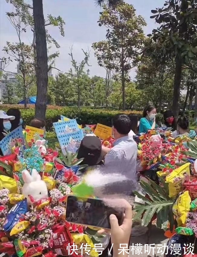 cp 肖战话剧如梦之梦场外:博君一肖CP粉大喊口号,用王一博周边应援