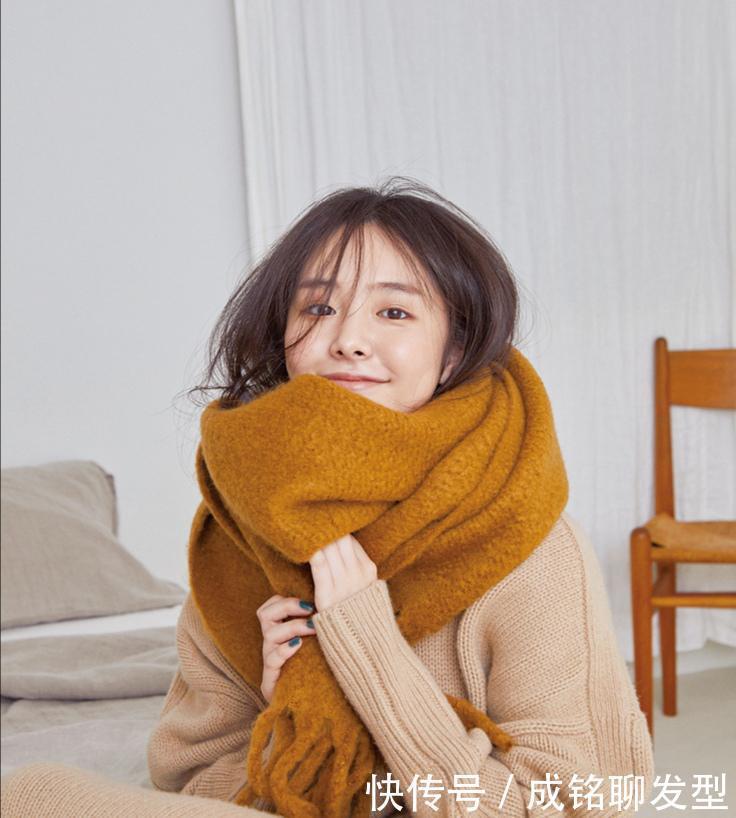 中年|中年女人更要懂搭配,三种围巾系法让穿搭更高级,美嫩保暖又洋气