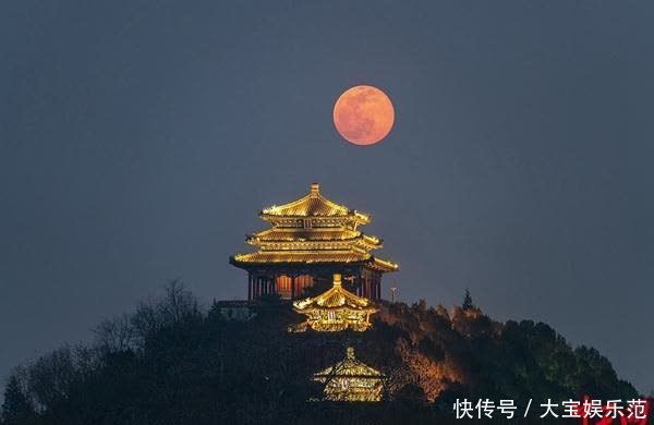 北京:万春亭现“悬月”景观