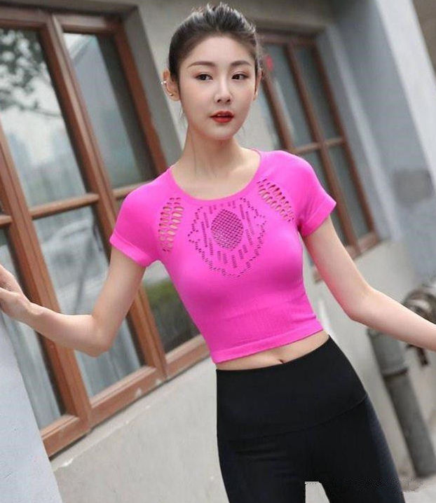 穿着舒适|路人街拍身姿飒爽的打底裤美女,尽显亭亭玉立的美感