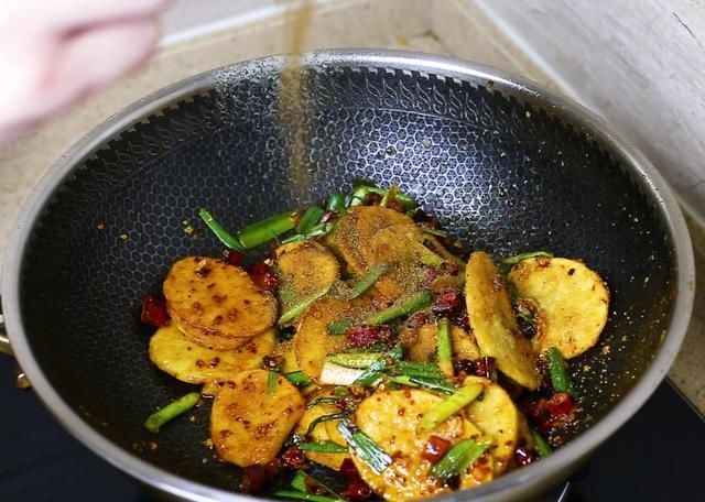 土豆这样做实在太好吃了，招待客人做一盘，比大鱼大肉受欢迎