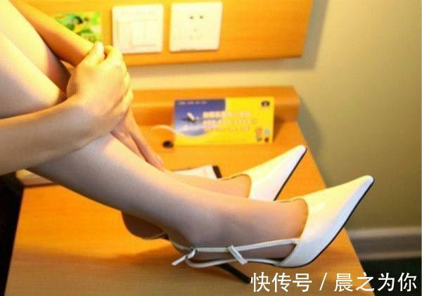 都市女孩 白色尖头高跟鞋搭配薄款肉丝袜,白皙双腿丝丝动人