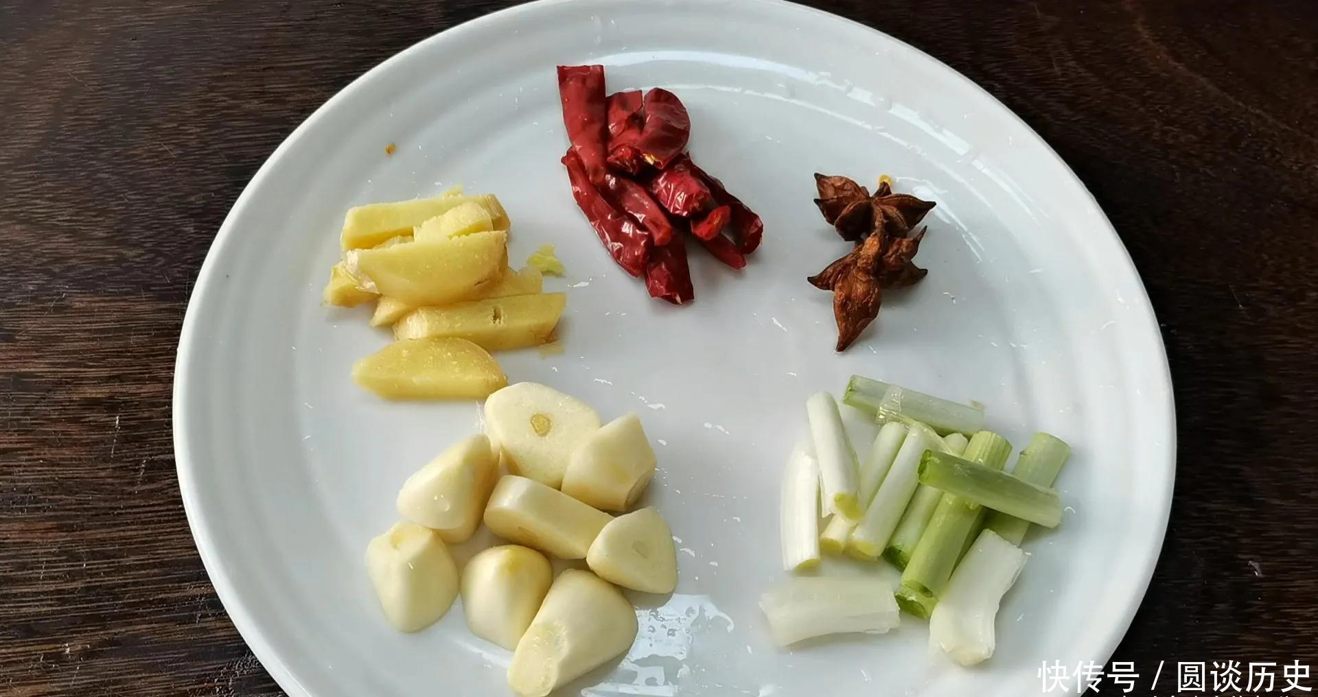 天冷就爱吃一锅猪肉白菜炖粉条,有荤有素,营养美味,特别下饭