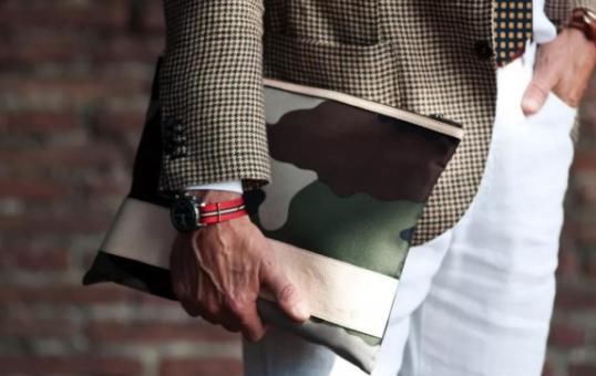 外国男士都爱用的手拿包，为何国人都不爱用？原因在这里