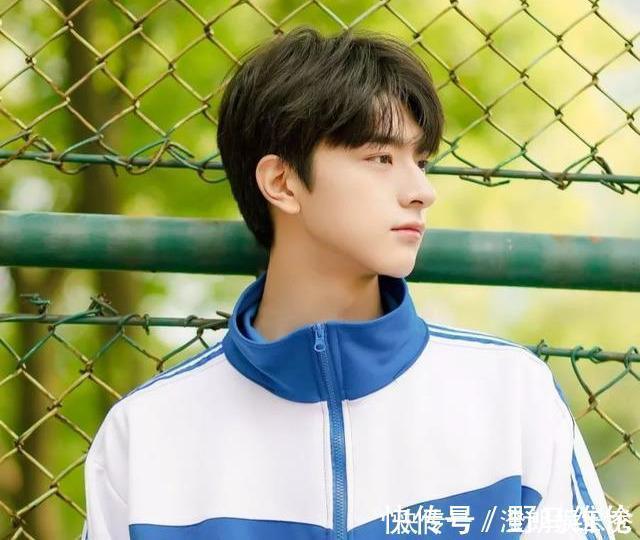 吹风机|男生不要只会“两边铲光”发型!留好这3款,时髦又帅气