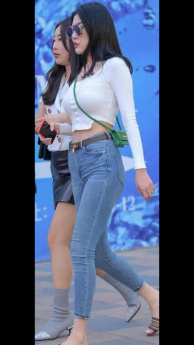 搭配 白色的短款长袖搭配修身牛仔裤,大方减龄显气质,你喜欢吗?