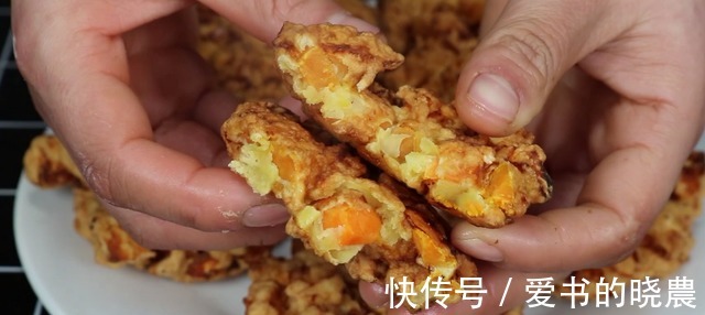 红薯切成丁，打2个鸡蛋，简单一做，就能做的酥脆香甜，太棒了！