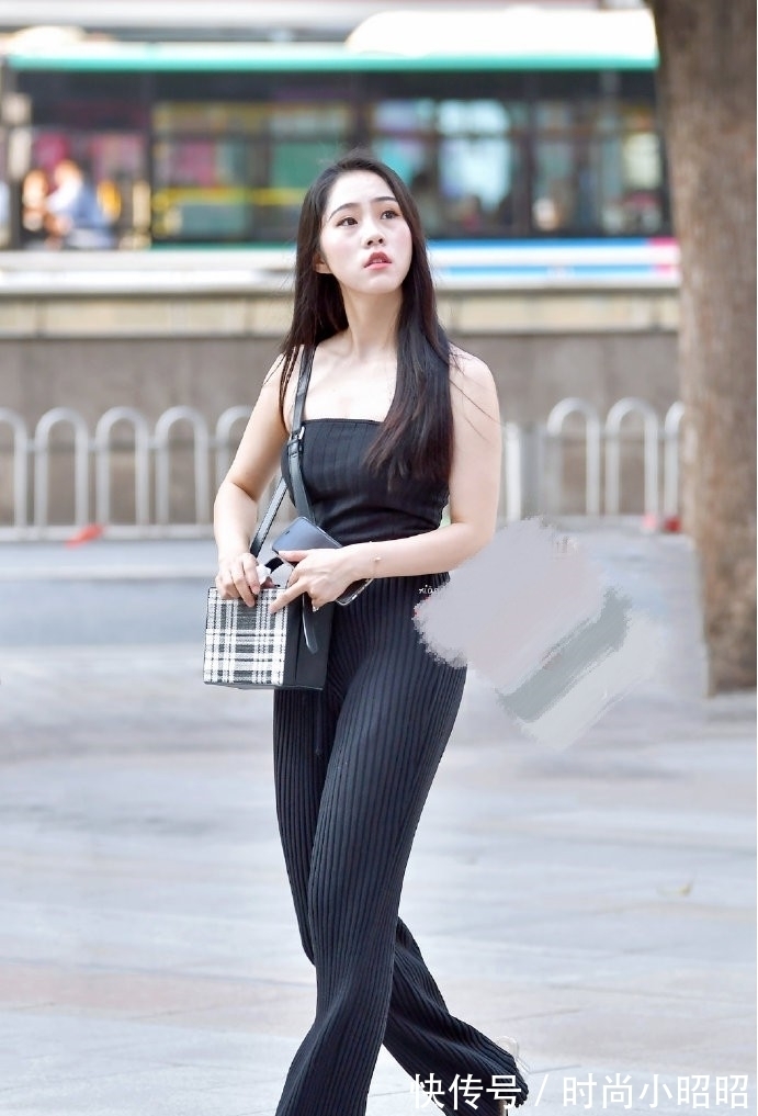 连体裤 姑娘，皮肤这么白，就不要穿黑色了，何况还是条个性十足的连体裤