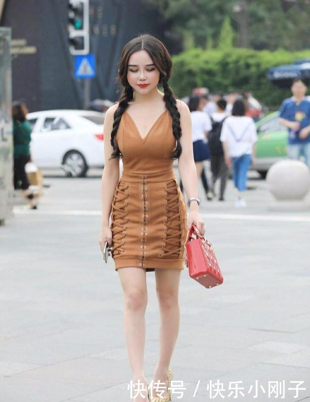 裙子两侧有绑带,打破了纯色系裙子的生硬与死板