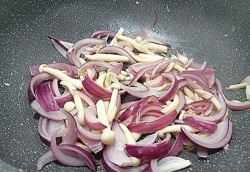 软化|炒洋葱时加一“宝”,每天炒一盘,排出毒素,软化血管,好吃下饭