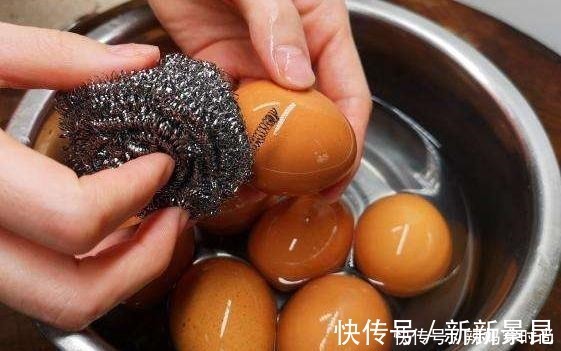 腌鸡蛋，不要只会加盐腌，分享正确做法，咸鸡蛋起沙流油，味道香