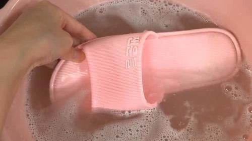 污渍|不管拖鞋多脏多黑,教你一招,立马干净如新,好方法快学学