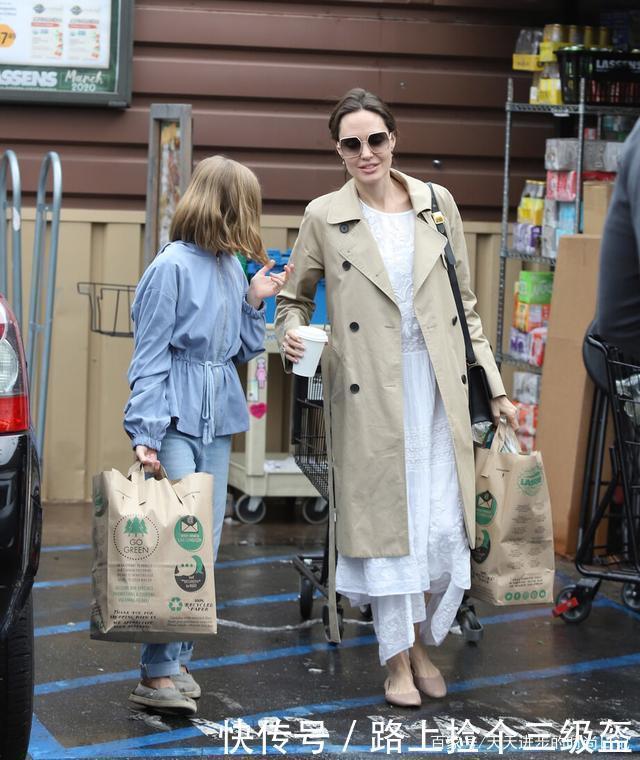 女士|中年女士咋穿美45岁的安吉丽娜朱莉独爱长裙,优雅时尚有气场