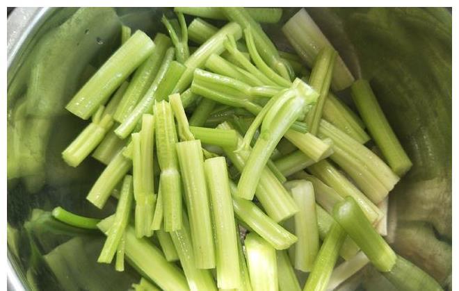 青椒|秋天,3样食材放入炒锅,成本不到5块钱,出锅香脆可口