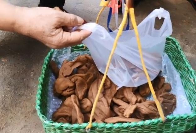 大妈挑担卖稀罕小吃,路人好奇却不买,吃货认出后50元连筐买走