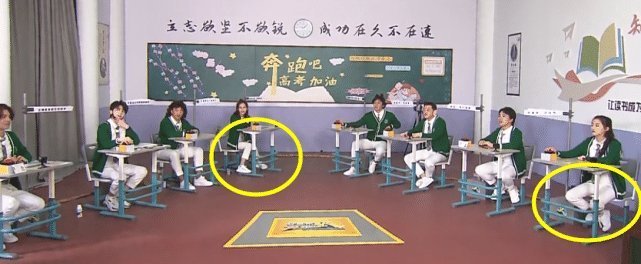 baby关晓彤同时扮学生,两人坐姿看出差距结过婚就是不一样