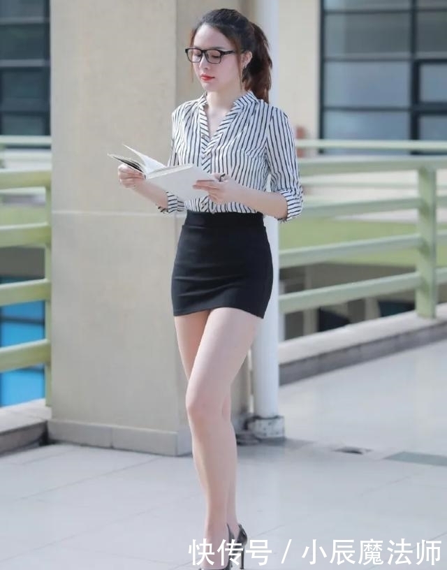 黑白|路人街拍,美女穿黑白条纹衬衣,多出了几分娴静的感觉