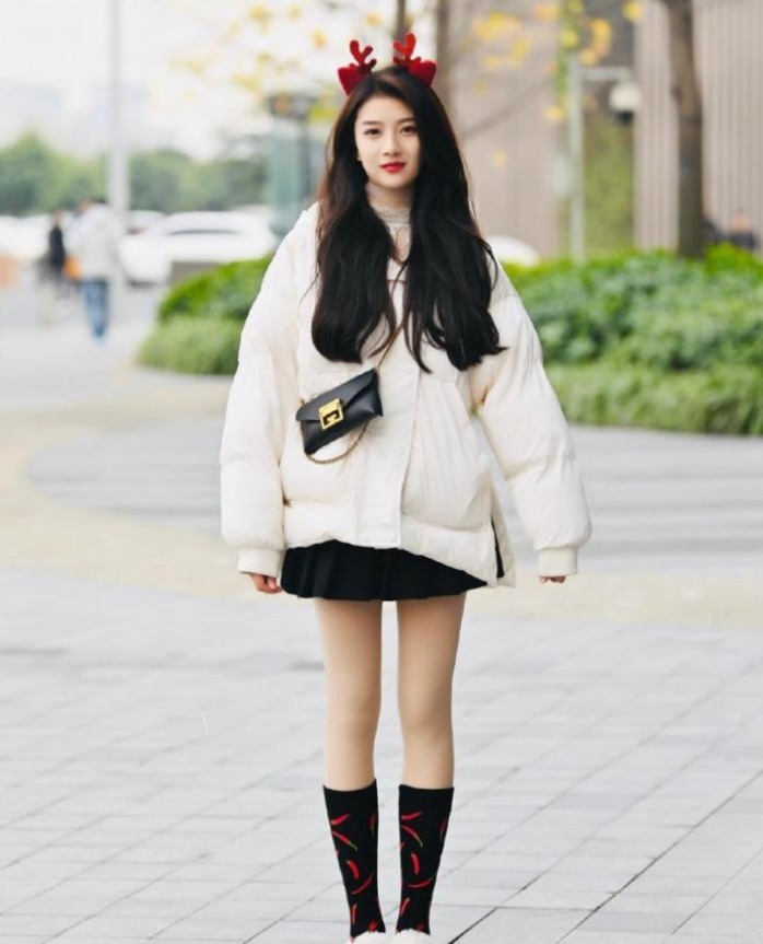 时尚大气的小姐姐,牛仔工装裤的穿搭,性感十足