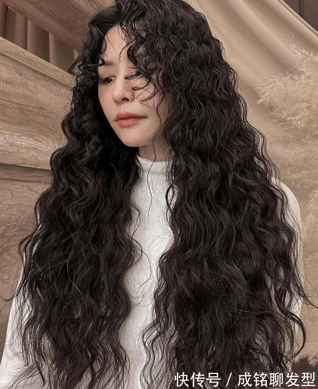 发量 你适合“烫发”还是“直发”?关键看这三点,选错发型显老又土气