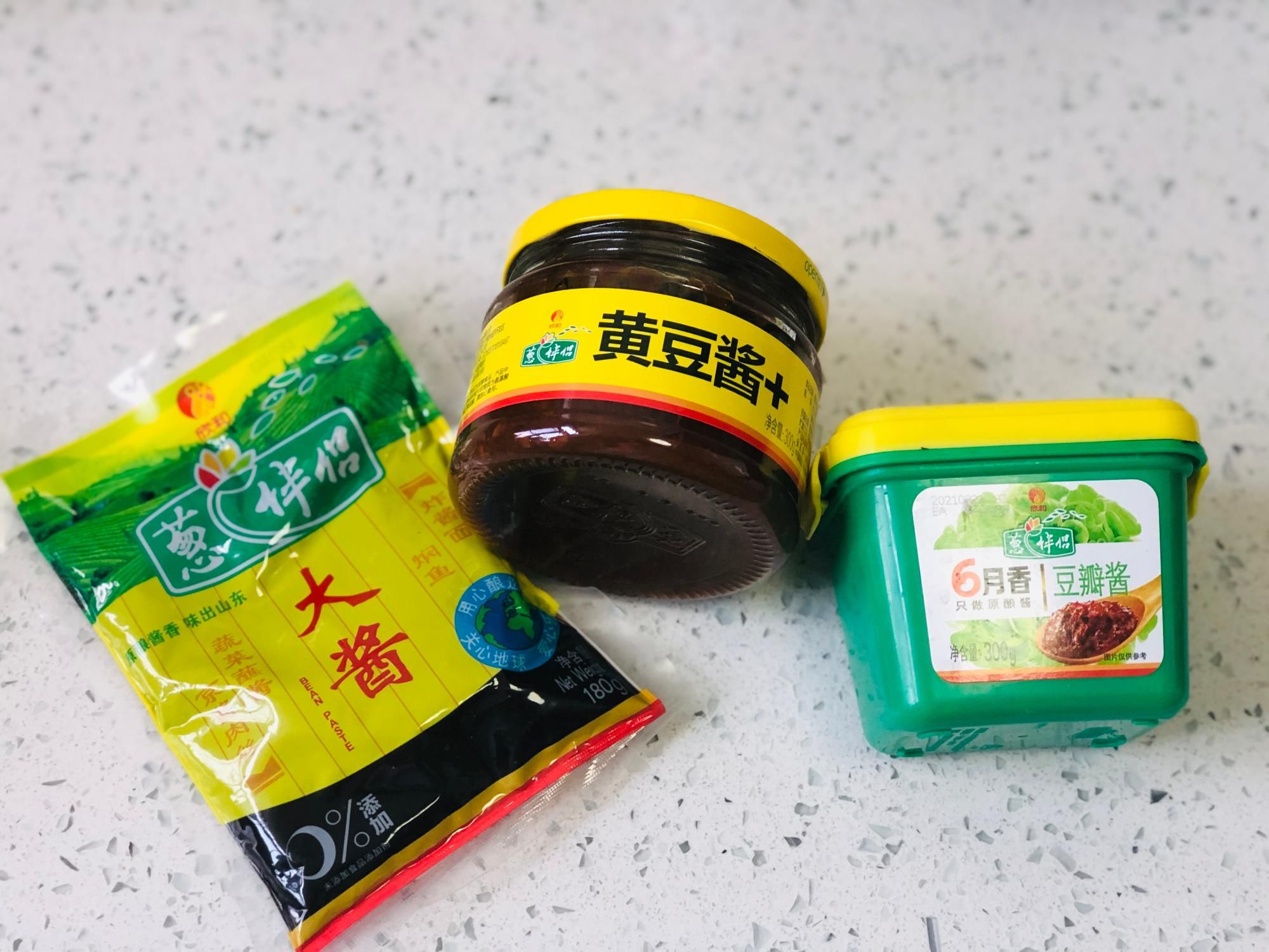 炸酱面|做炸酱面，豆瓣酱、甜面酱选哪个？很多人做错，难怪炸酱吃着不香