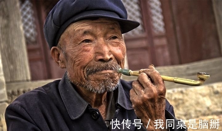 同居!俗话说“门旁若有两棵树,定有二人来同居”,二人指的是哪二人