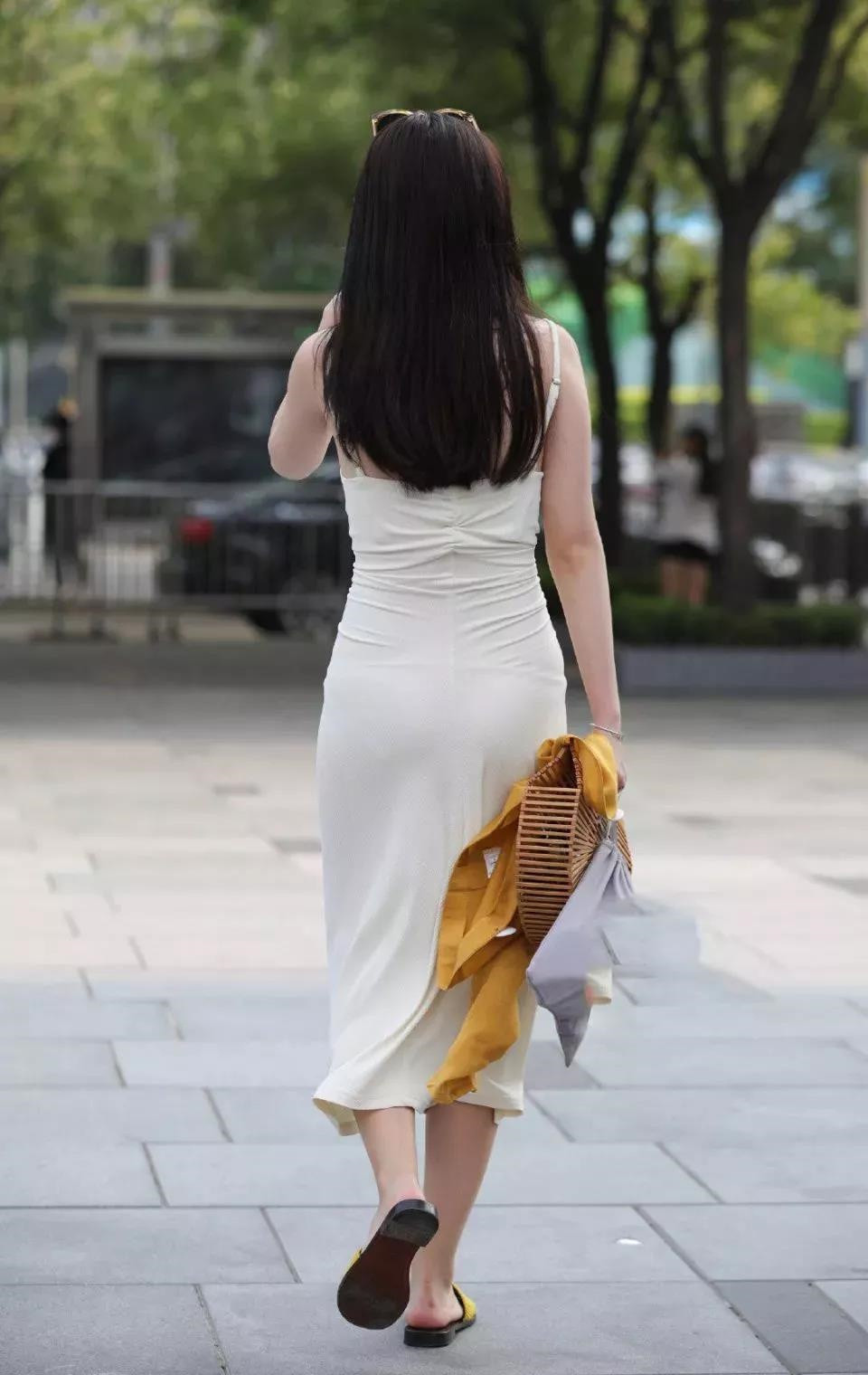 吊带长裙 穿白色吊带长裙的性感靓丽女孩, 好迷人的气质闺蜜更胜一筹