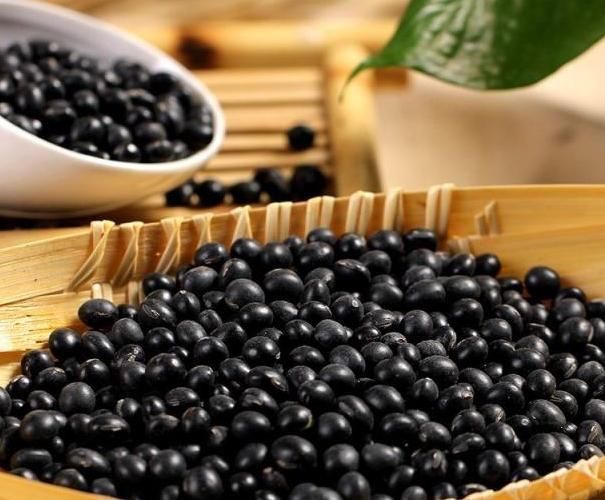 蜂蜜|女人要“保持”年轻,多吃“2黄2黑”,补充雌激素,防止早衰!