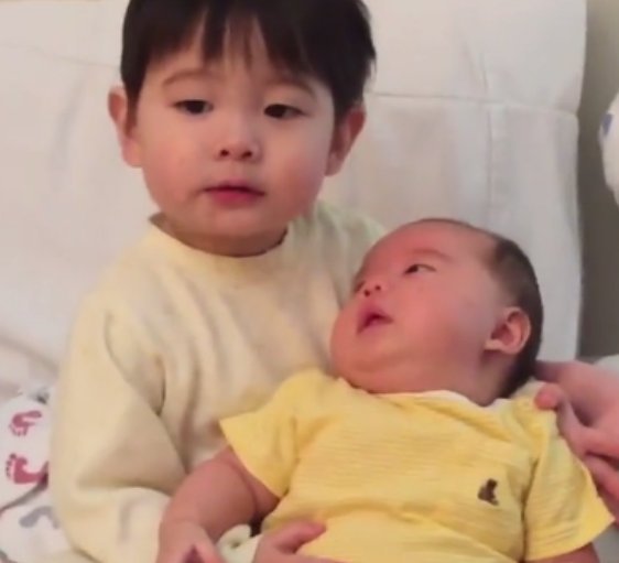 妹妹|妹妹哭闹不停，哥哥抱起二宝满脸的溺爱，网友：有哥的妹妹像个宝