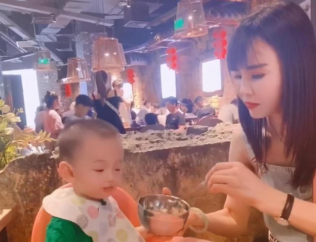 宝宝|“最美姥姥”火了,产房外风头超过宝宝,姥姥:别看我,看我外孙