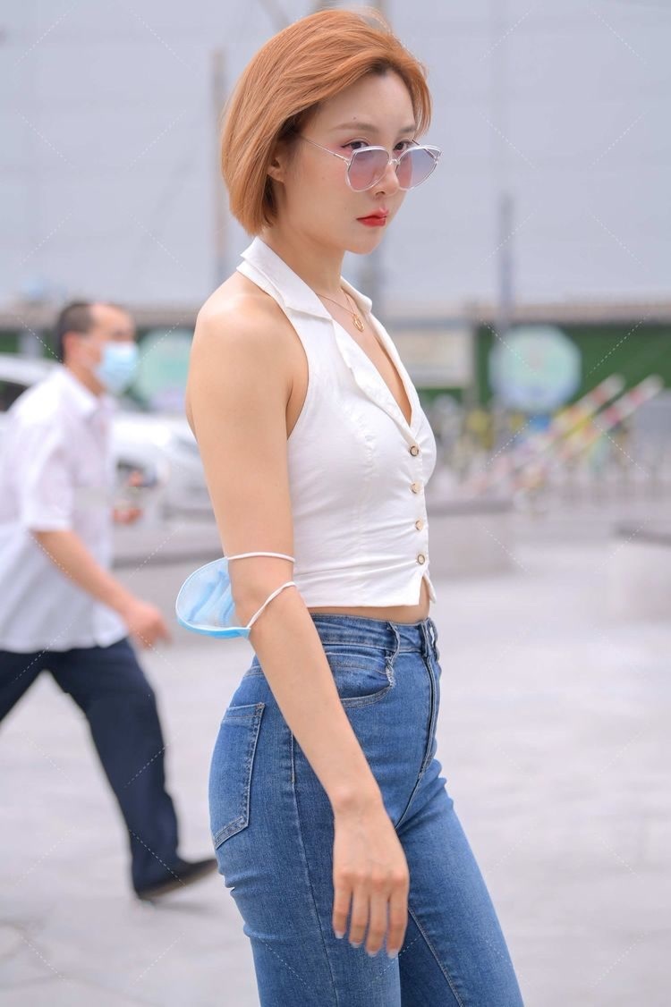 穿搭 墨绿色的无袖上衣,搭配黑色九分裤,整体给人简单清爽利落感觉