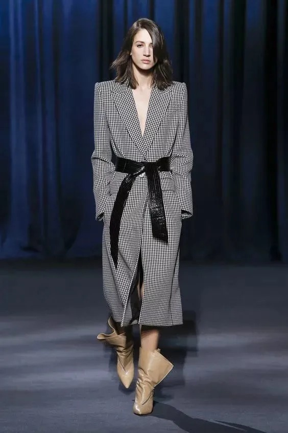 不管大衣还是羽绒服,女人少买黑色,这几种颜色更高级,好看减龄