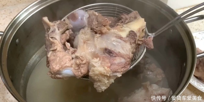 棒子骨|太香了，熬制三个小时以上，才能体会到它的好处，不要焯水是关键