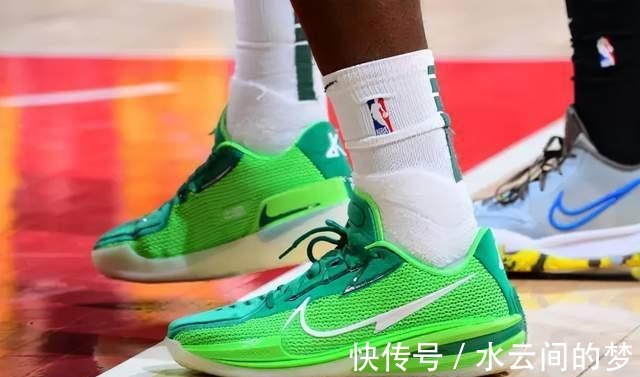 76人 NBA球员上脚哈登穿第六代签名鞋,史蒂芬森的and1很复古!