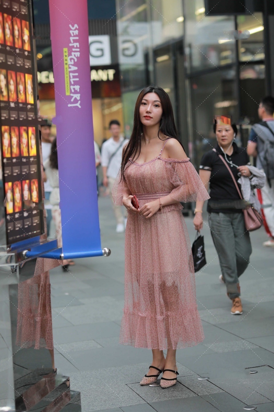 短袖|粉色网纱连衣裙,搭配珍珠肩带,仙女下凡也不过如此吧
