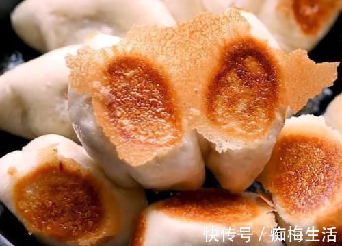 焦黄|水煎包怎么做才好吃?分享详细制作过程,松软鲜香,底部焦黄不糊