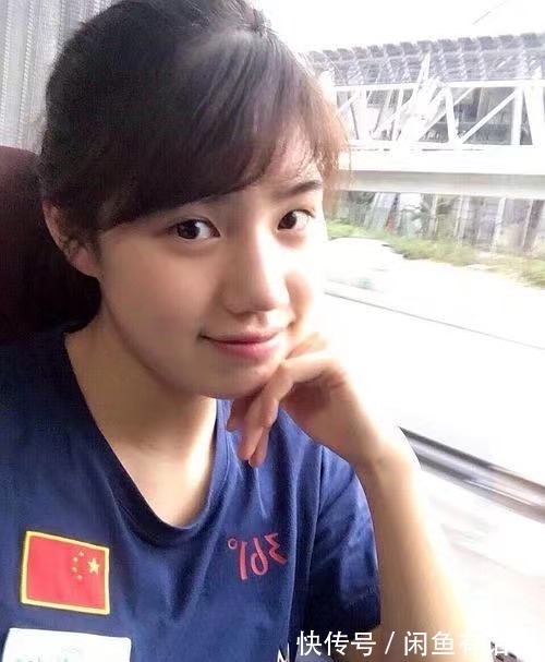 赛场|张雨霏赛场上真霸气,私底下却是隐藏的时髦精,穿小香风套裙好美