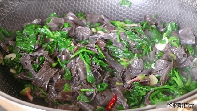 人造肉炒菠菜，想不到这么好吃，做法简单又快速，吃1次就忘不了