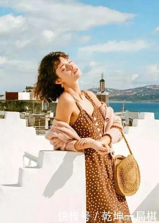 收下这份巨显脸小的「夏日法式发型」指南，时髦又好打理～