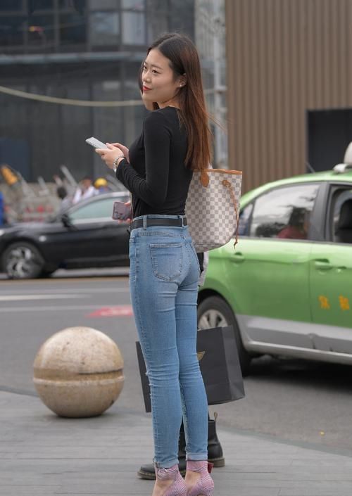 穿搭没灵感，快选牛仔裤来帮忙，让造型轻松时尚起来