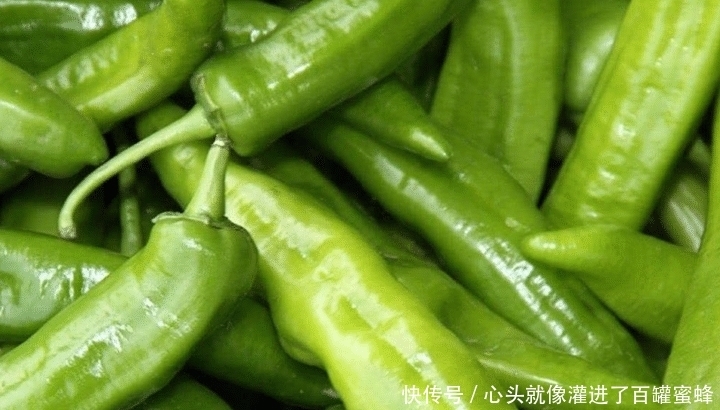 腌辣椒时,不加一滴油,香辣脆爽,腌一晚就能吃,做法超简单