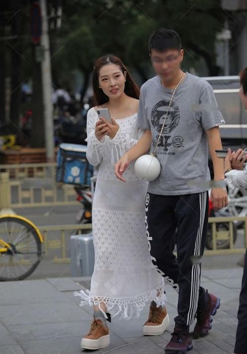 白色|小姐姐穿白色长款修身连衣裙,时髦又前卫,蕾丝设计很透明