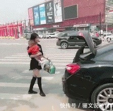 |搞笑GIF：为什么看到他摔倒，心里会莫名地舒爽呢