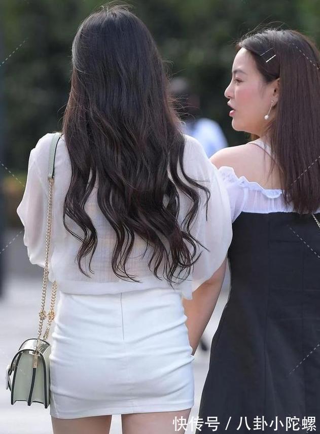 高跟鞋 纯白色网纱雪纺衫搭配超紧身小短裙,骨感迷人,尽显大长腿